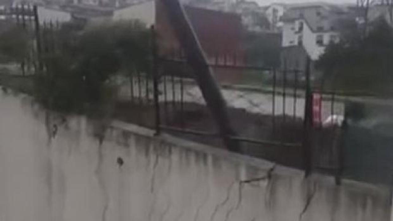 Kocaeli'de dev istinat duvarı birkaç saniyede yerle yeksen oldu!