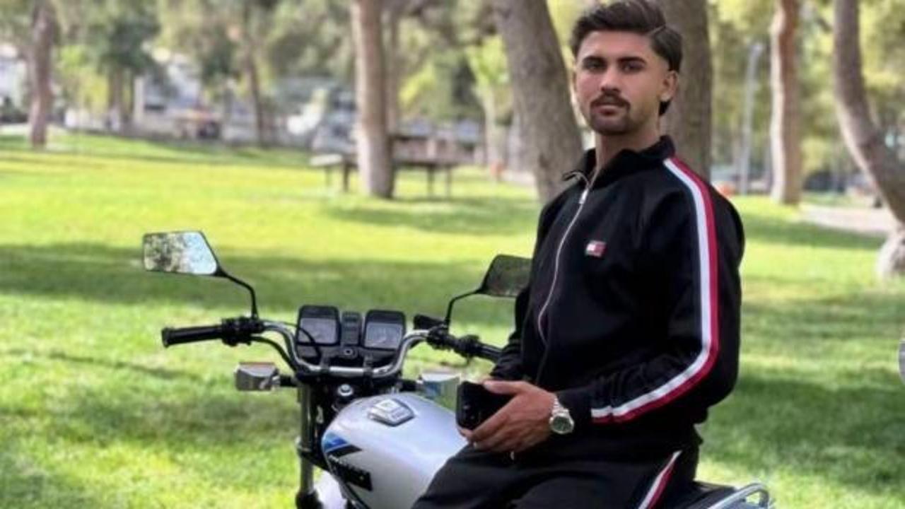 Otomobil ile &ccedil;arpışan motosiklet s&uuml;r&uuml;c&uuml;s&uuml; gen&ccedil; &ouml;ld&uuml;