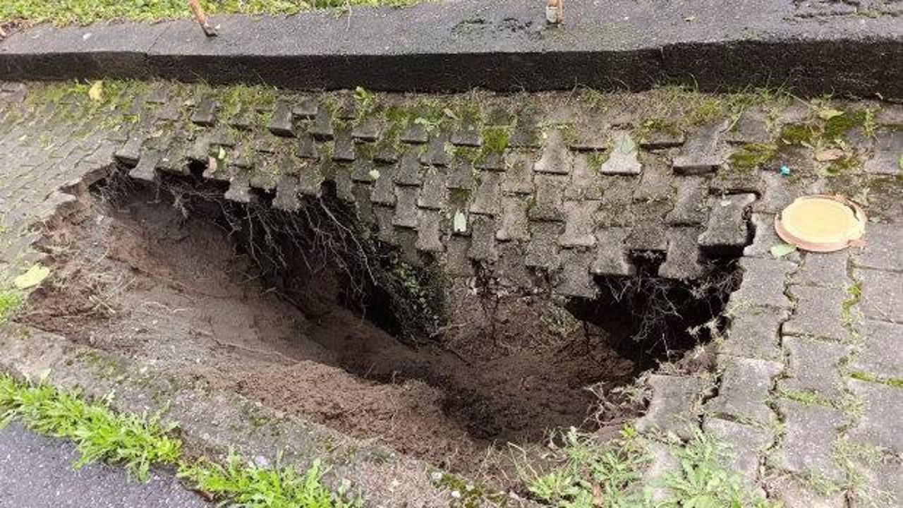 Sağanak sonrası korkutan manzara: Bir anda &ccedil;&ouml;kt&uuml;!
