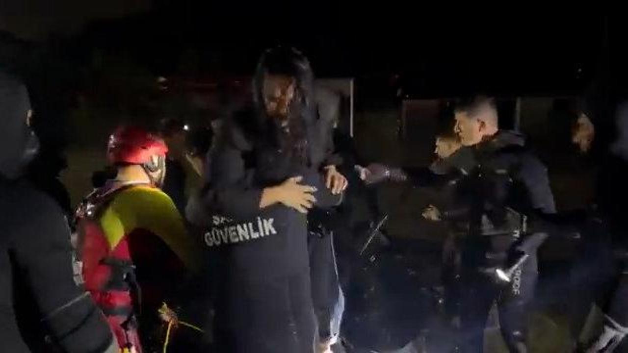 Sarıyer'de selde mahsur kalan oyuncu Demet &Ouml;zdemir kurtarıldı