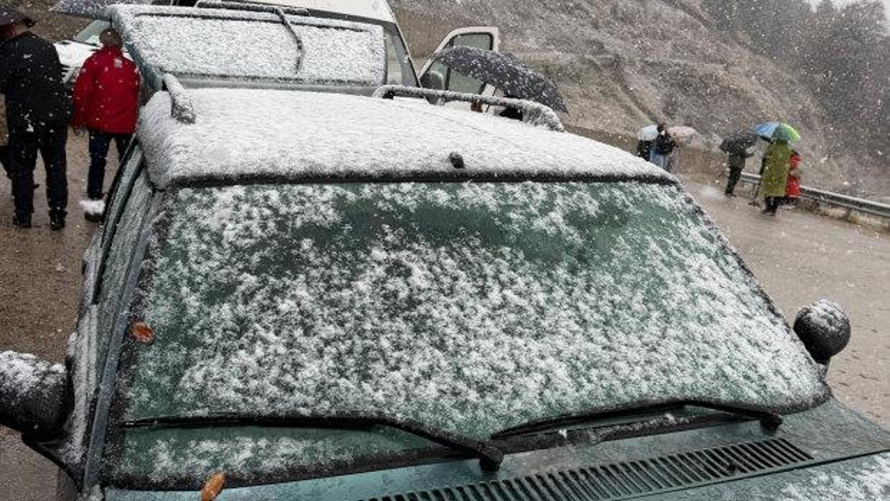 Yedig&ouml;ller&rsquo;e mevsimin ilk karı d&uuml;şt&uuml;: Zirve beyaza b&uuml;r&uuml;nd&uuml;