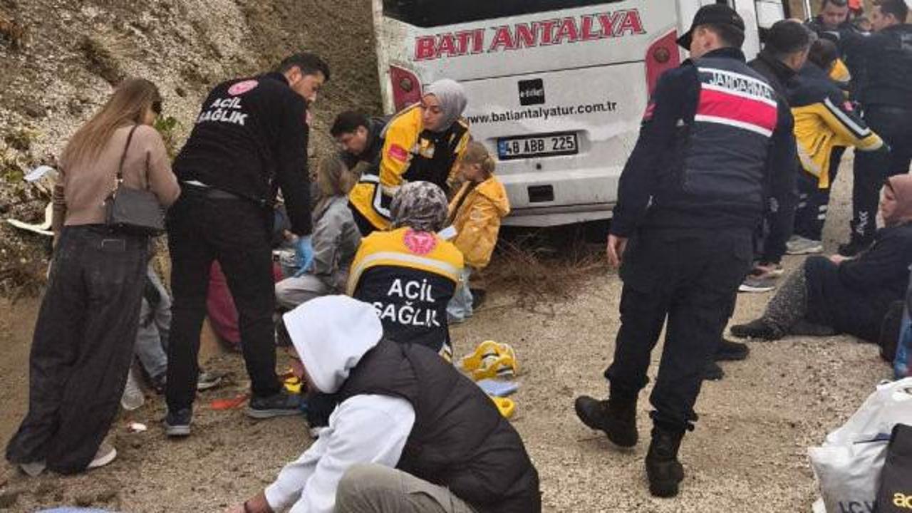 Yolcu midib&uuml;s&uuml; şarampole d&uuml;şt&uuml;: 9 yaralı