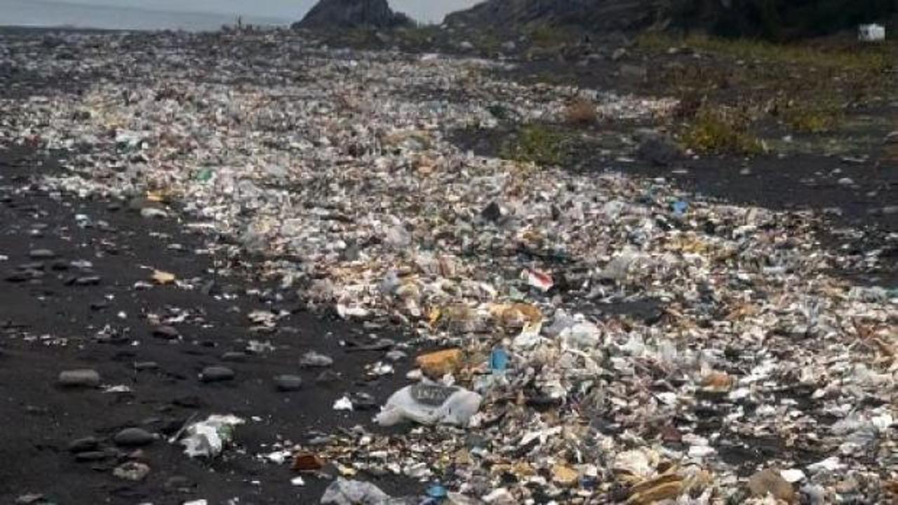 Zonguldak'ta sağanak sonrası denize s&uuml;r&uuml;klenen &ccedil;&ouml;pler kıyıya vurdu