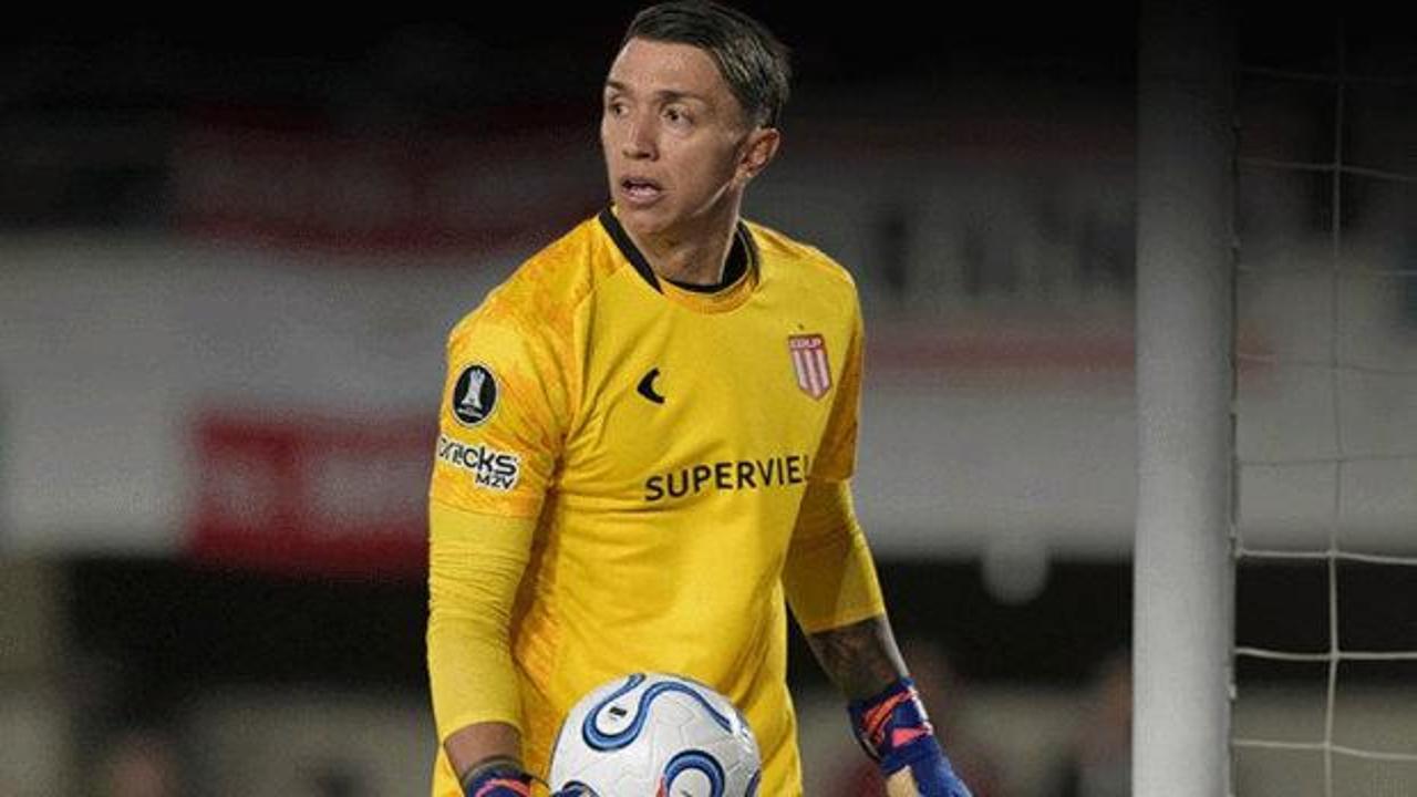 40 yaşındaki Muslera'dan tarihe ge&ccedil;ecek penaltı performansı! Takımını finale &ccedil;ıkardı