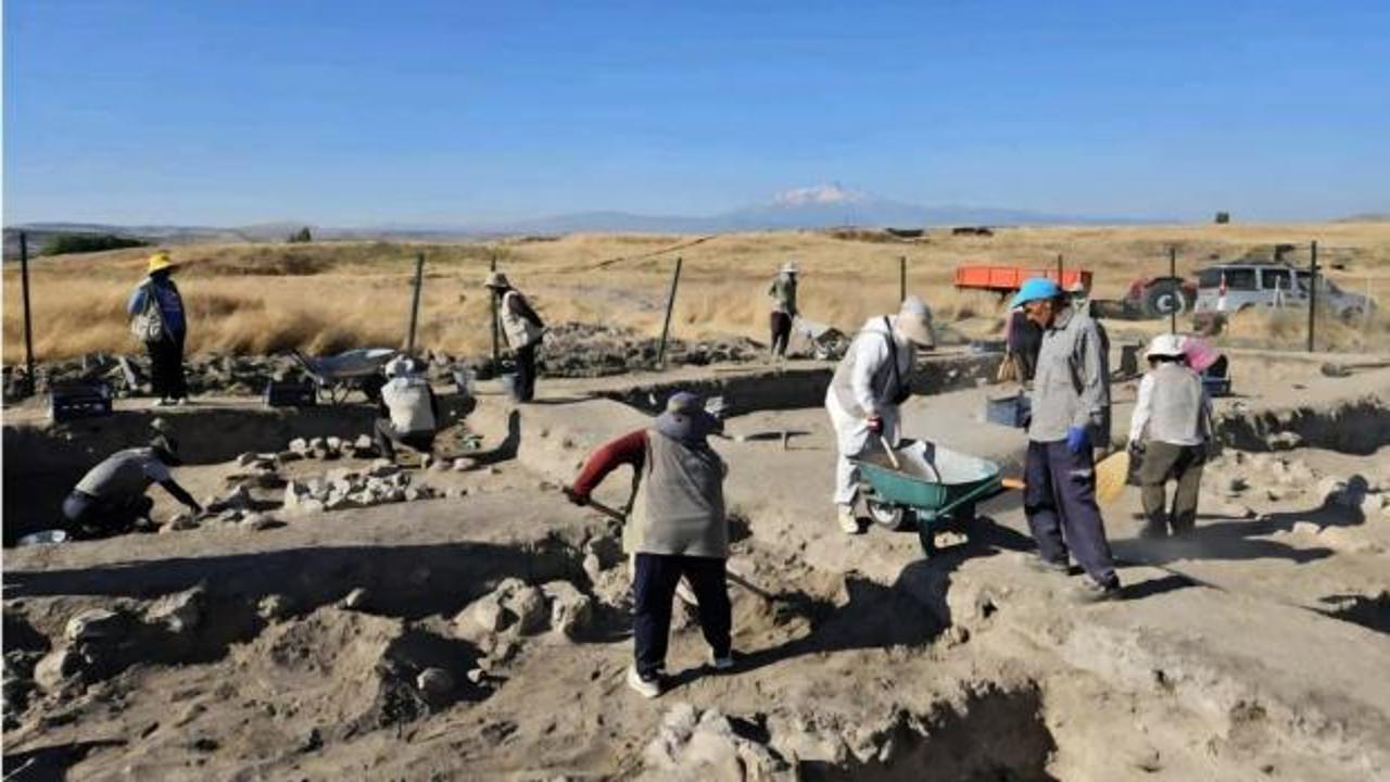 K&uuml;ltepe tarihinde bir ilk! 2 bin yıllık mozaik d&ouml;şemeli yapı ortaya &ccedil;ıkarıldı