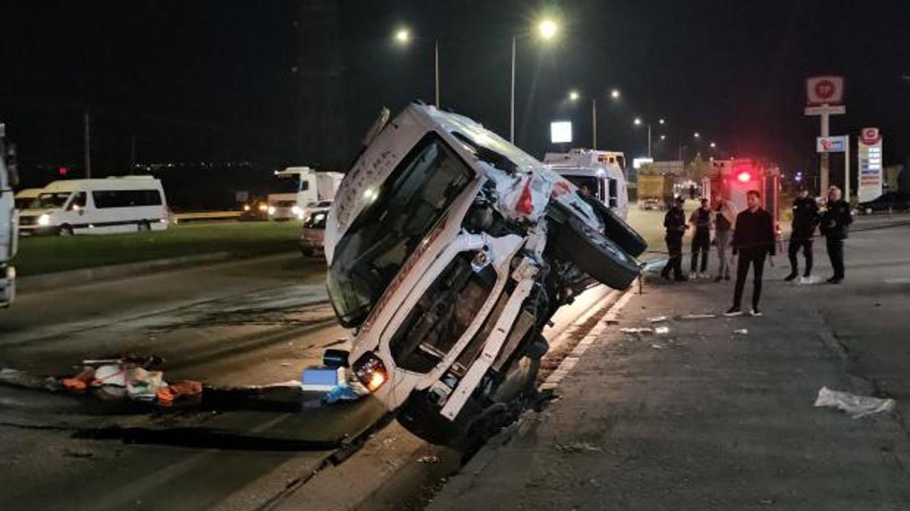 Ambulansla otomobil &ccedil;arpıştı: 6 yaralı