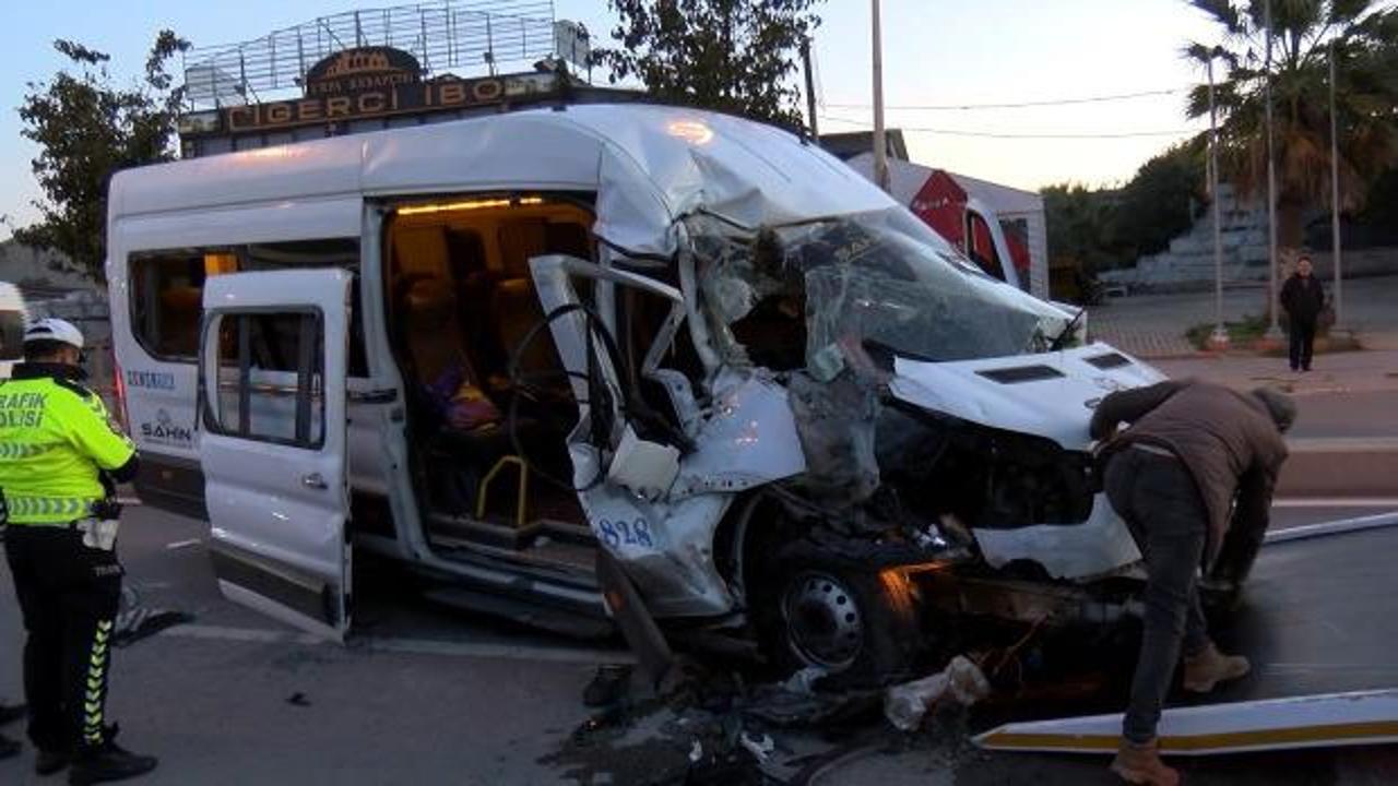 Arnavutk&ouml;y'de servis minib&uuml;s&uuml; kaza yaptı: 9 yaralı