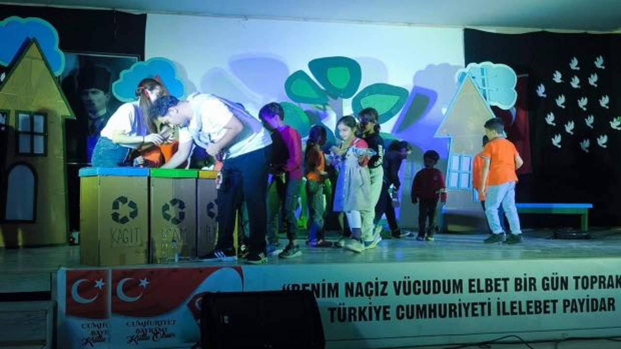 Sıfır Atık Tiyatrosu Van&rsquo;da yaklaşık 500 &ouml;ğrenciyle buluştu 