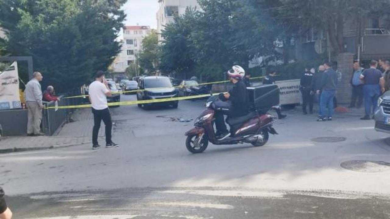 Bayrampaşa'da eşine &uuml;r&uuml;n satmaya &ccedil;alışan kasabı bı&ccedil;akla &ouml;ld&uuml;rd&uuml;