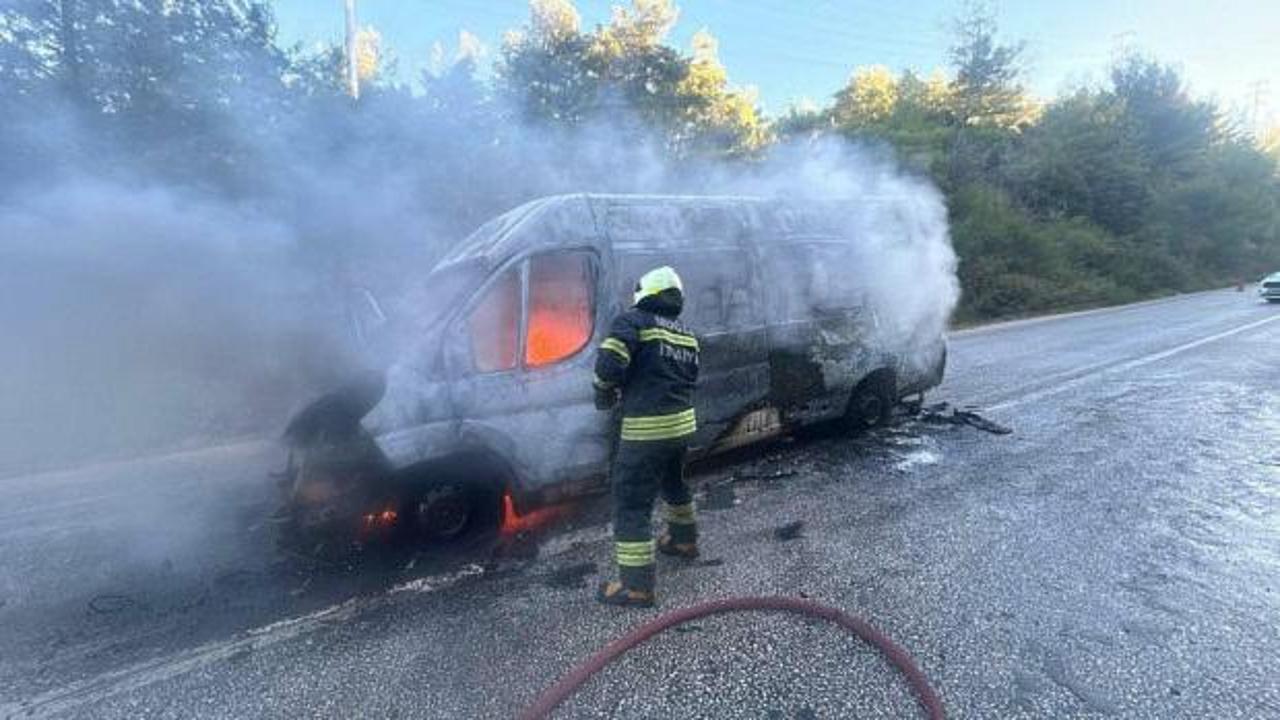 Bodrum&rsquo;da okul servis minib&uuml;s&uuml; yandı