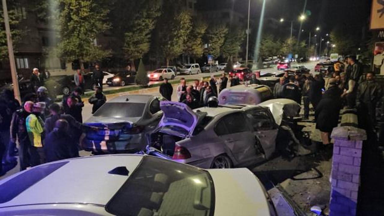 &Ccedil;orum&rsquo;da iki otomobilin &ccedil;arpıştığı kazada 4 kişi yaralandı