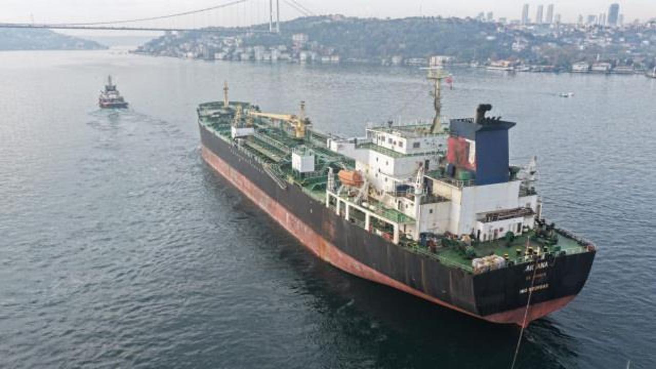 Dron saldırısına uğrayan tanker İstanbul Boğazı&rsquo;ndan ge&ccedil;ti! Trafik kapatıldı