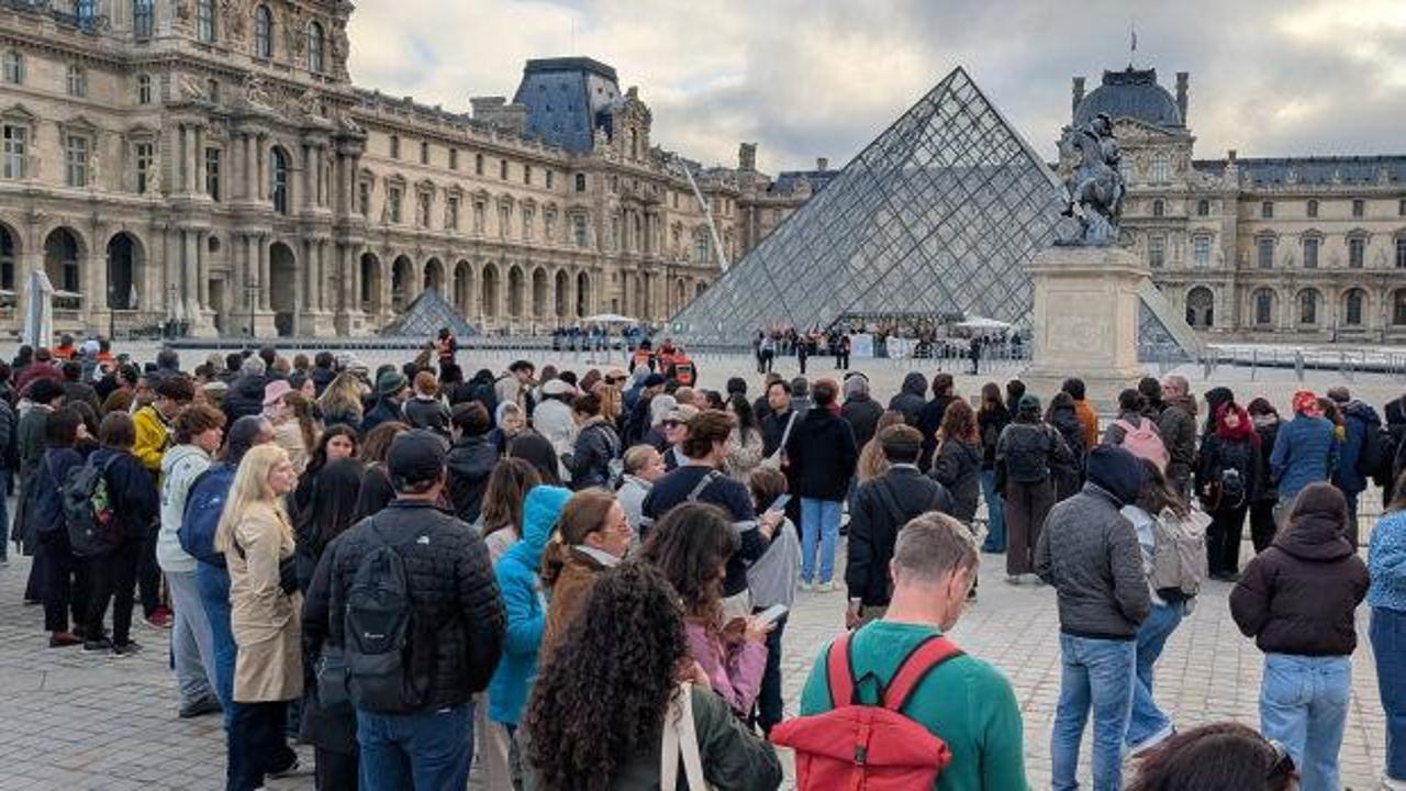 D&uuml;nyaca &uuml;nl&uuml; m&uuml;ze ziyarete kapatıldı: Louvre'a &ouml;ğrenci eylemi engeli!