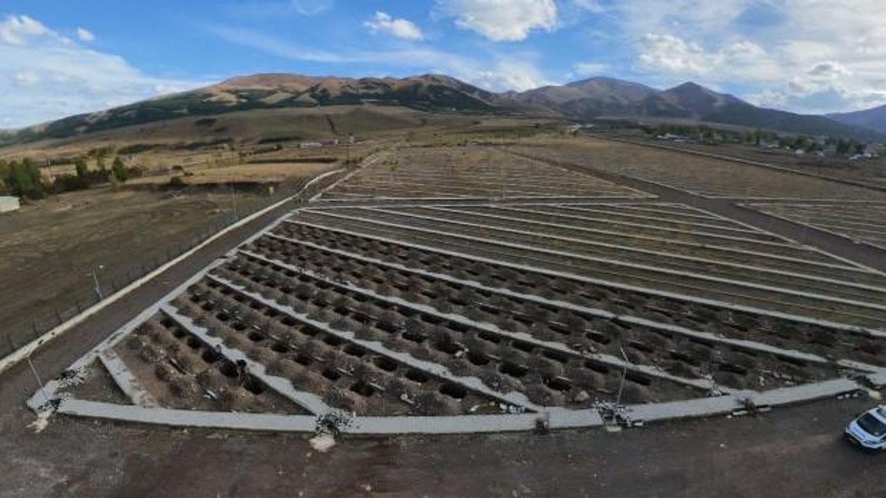 Erzurum&rsquo;da kışın sert y&uuml;z&uuml;ne karşı erken mesai: 500 mezar yeri kazılıyor