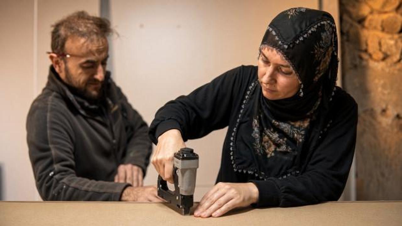 Eşine yardım etmeye gitti, mobilya ustası oldu