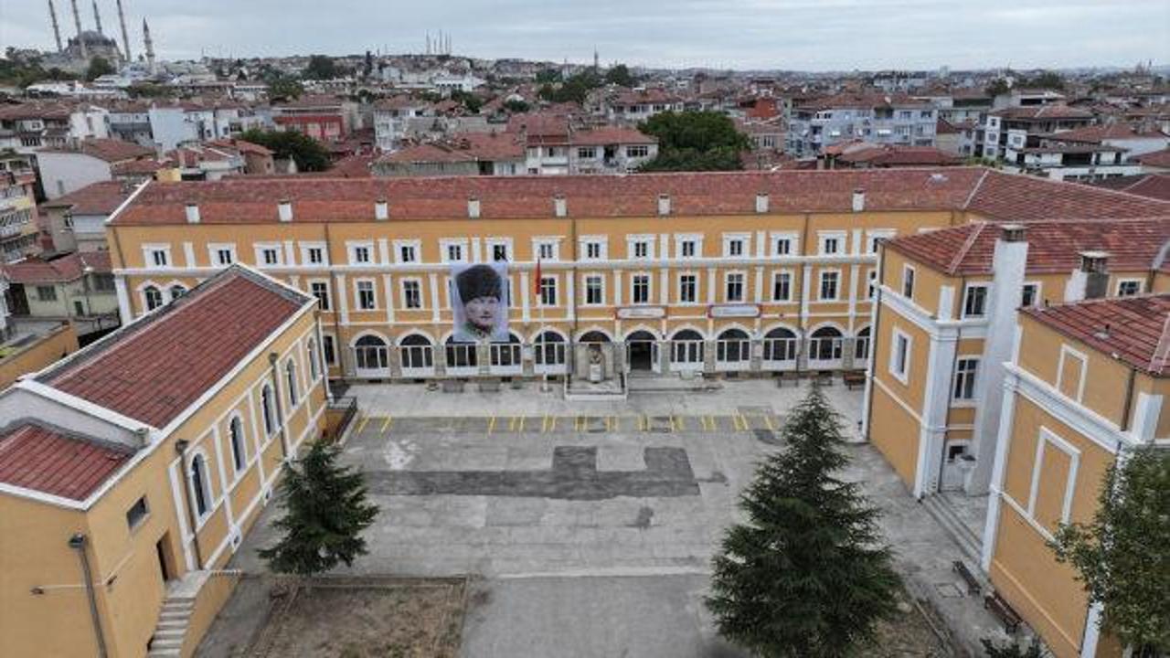 Hastaneden t&uuml;t&uuml;n deposuna: 1. Murat Anadolu Lisesinin asırlık hikayesi