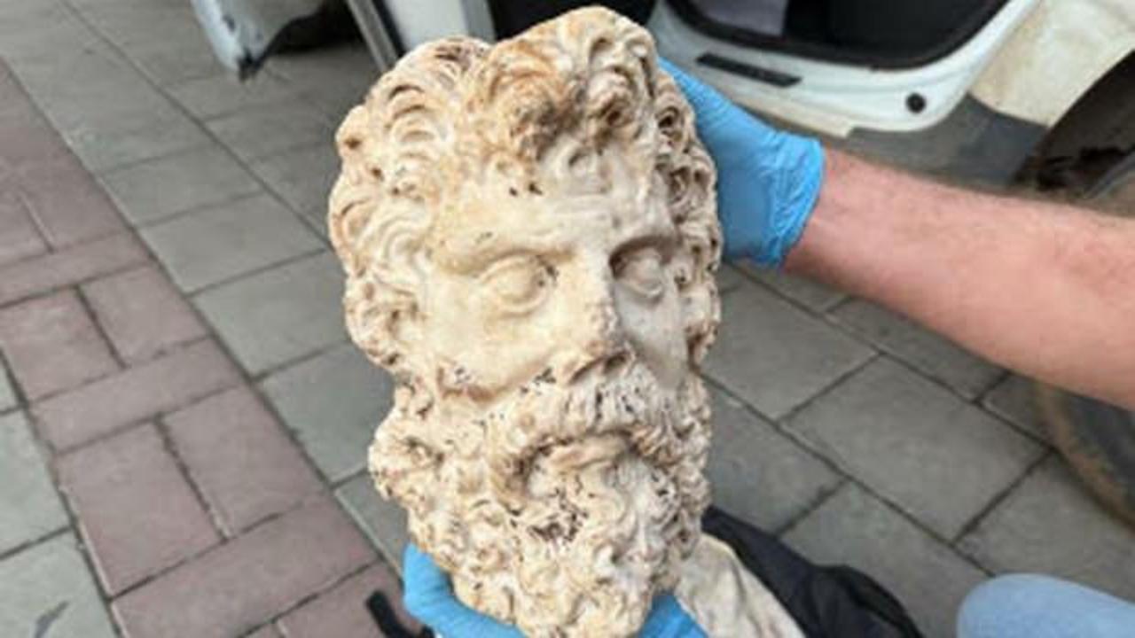 İzmir'de 2 bin yıllık Zeus heykel başı ele ge&ccedil;irildi: 3 g&ouml;zaltı 