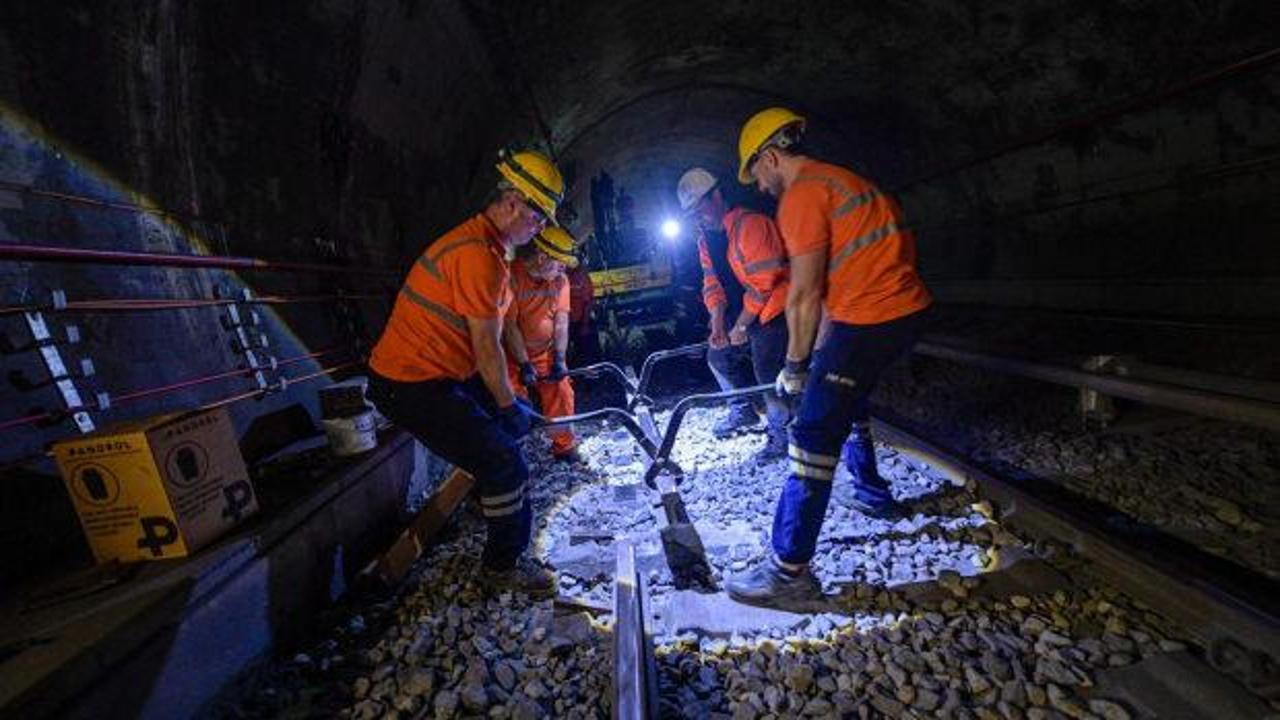 İzmir&rsquo;de metro hattında b&uuml;y&uuml;k yenileme! 844 metre ray değişti