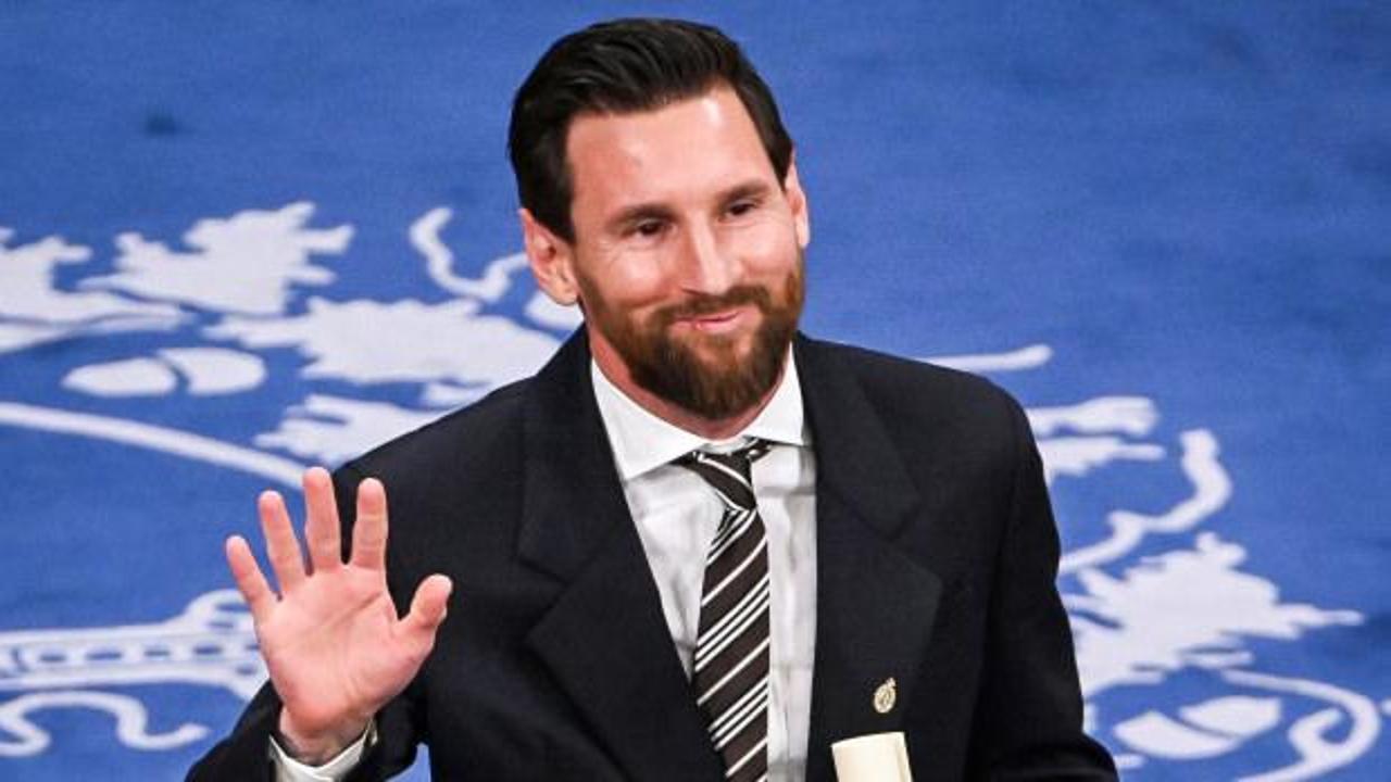 Messi'den bir rekor daha! 1000. &ouml;d&uuml;l&uuml;n&uuml; aldı! &Ouml;d&uuml;l&uuml; adadığı isim duygulandırdı