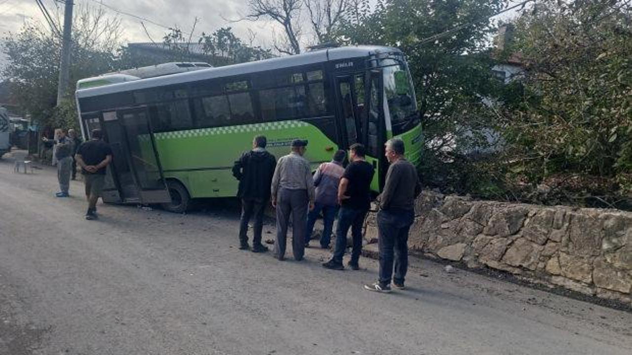 &Ouml;zel halk otob&uuml;s&uuml; duvara &ccedil;arptı: 10 yaralı