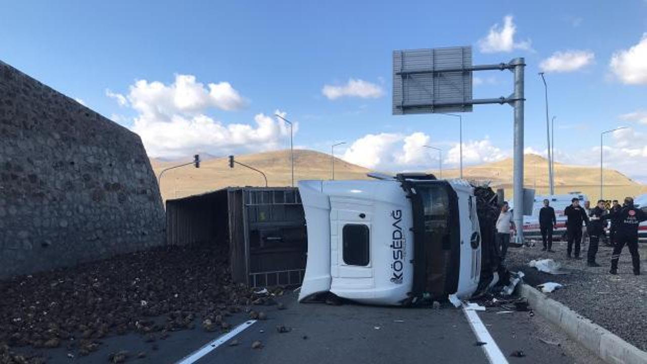 Pancar y&uuml;kl&uuml; TIR ile otomobil &ccedil;arpıştı: 4 &ouml;l&uuml;, 1 yaralı