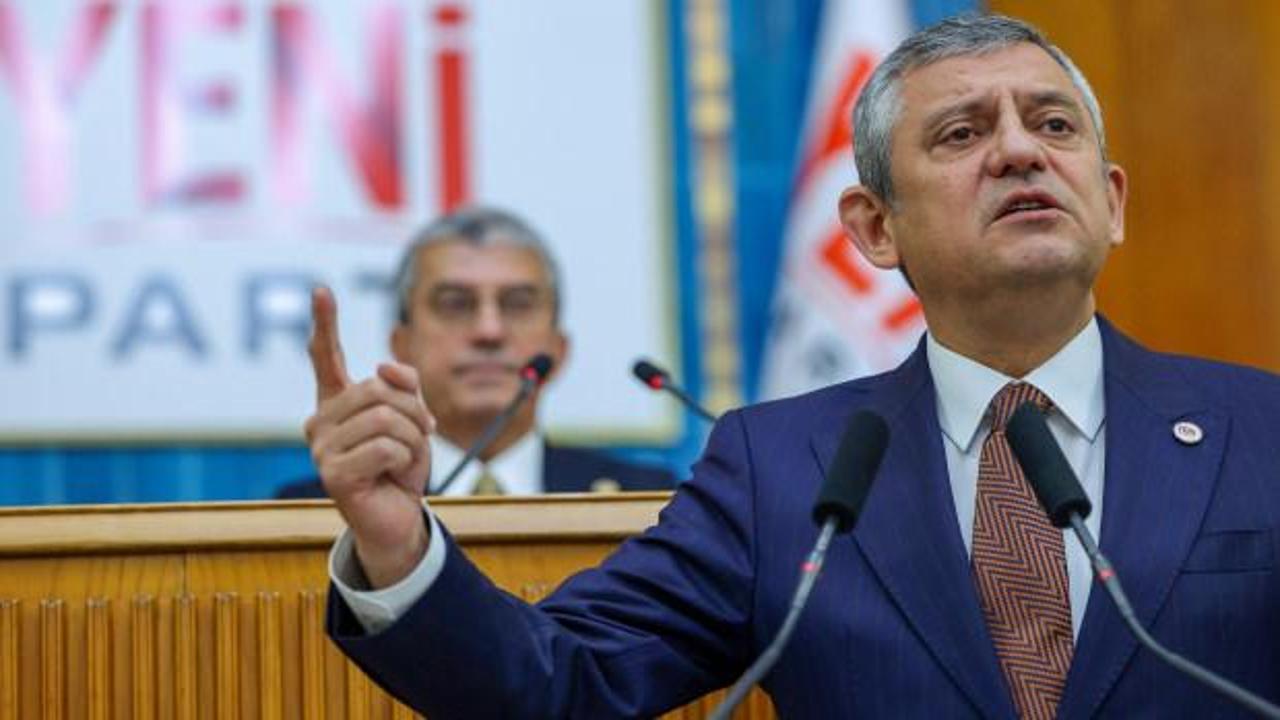 Parti sıralarından Özel'i çekiştirdiler! Kağıda yazılan not kameraya takıldı