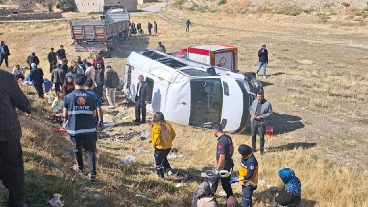 TIR'la yolcu minib&uuml;s&uuml; &ccedil;arpıştı; 1'i ağır, 11 yaralı