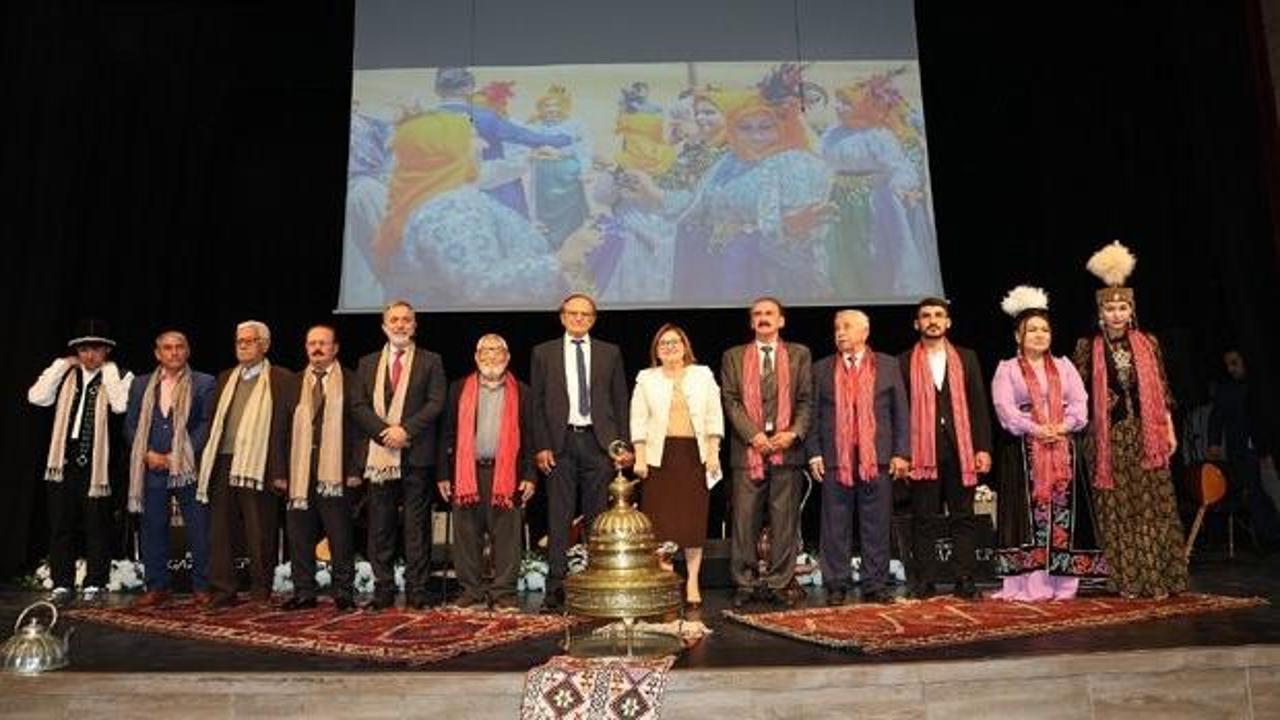T&uuml;rk d&uuml;nyası ozanları Gaziantep'te buluştu