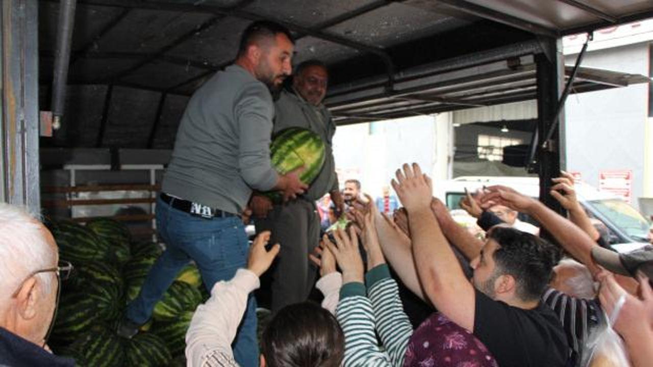 &Uuml;cretsiz dağıttı dakikalar i&ccedil;inde t&uuml;kendi: Değeri yaklaşık 200 bin TL