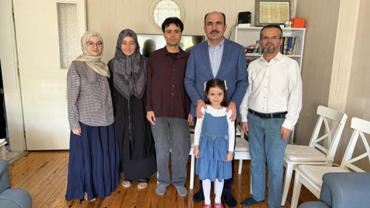 Başkan Altay'dan 'Umre &Ouml;d&uuml;ll&uuml; Siyer Yarışması' ile umreye giden aileye ziyaret!