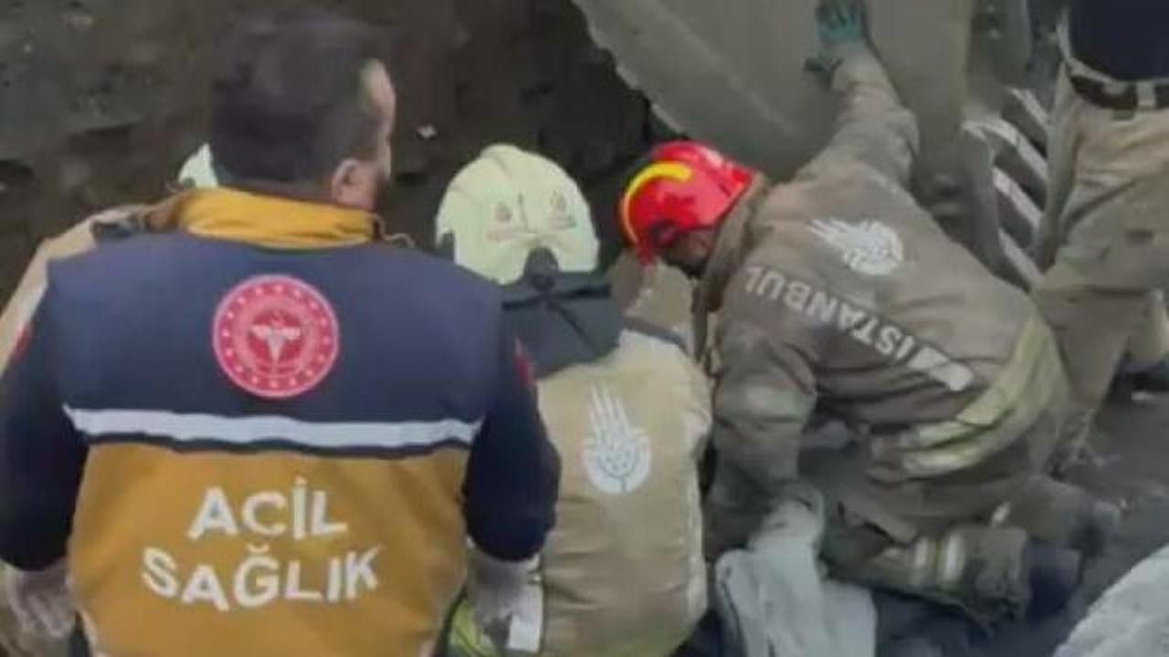 Bayrampaşa'da kazı &ccedil;alışması sırasında yolda oluşan g&ouml;&ccedil;&uuml;ğe d&uuml;şen iş&ccedil;i &ouml;ld&uuml;