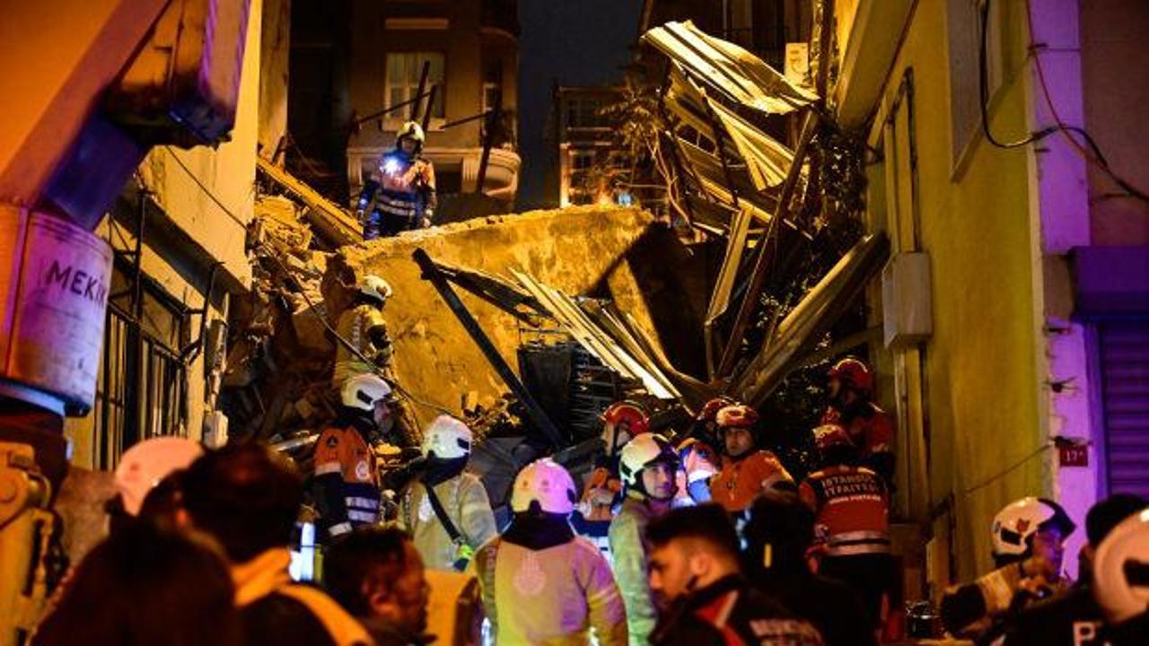 Beyoğlu'nda 4 katlı metruk bina &ccedil;&ouml;kt&uuml;
