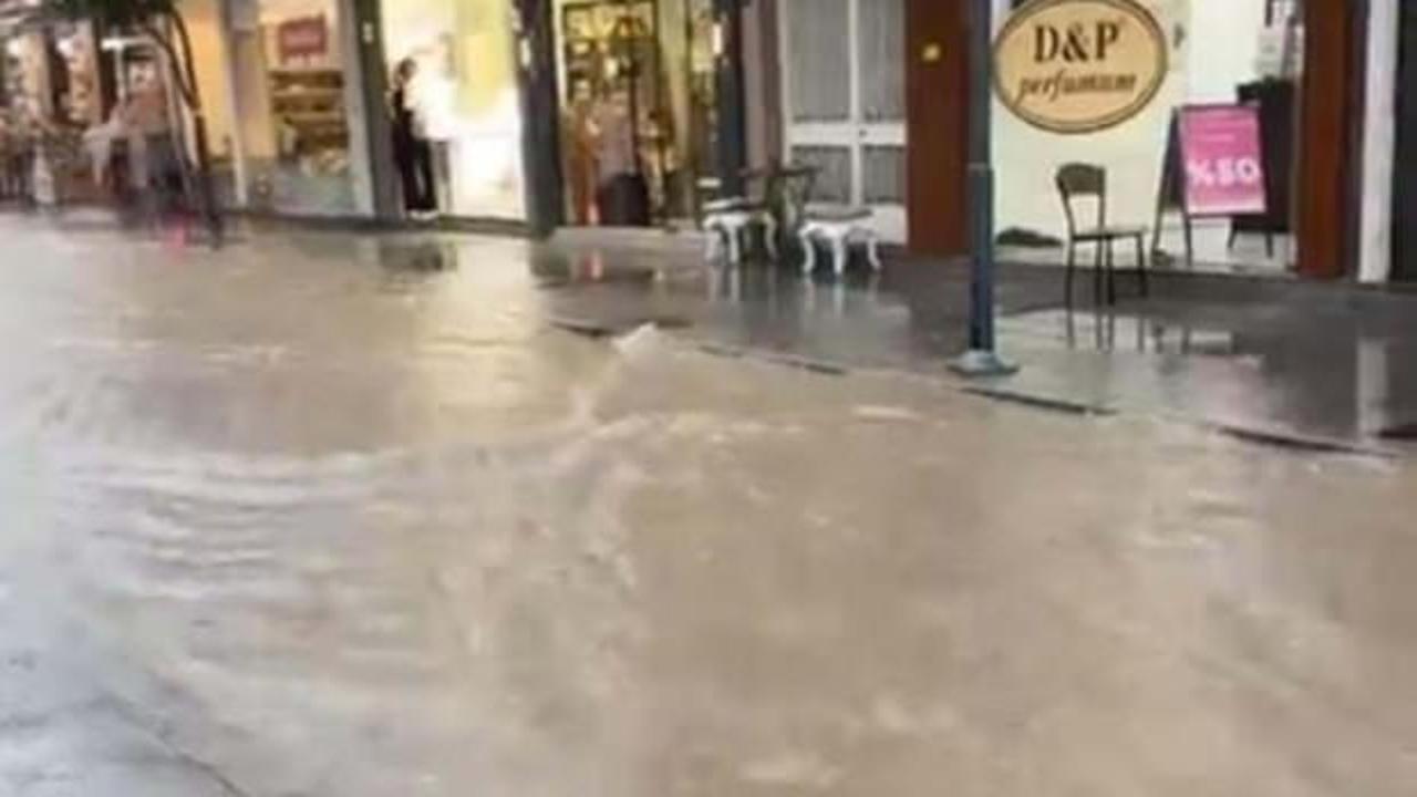&Ccedil;eşme'de şiddetli yağış hayatı fel&ccedil; etti