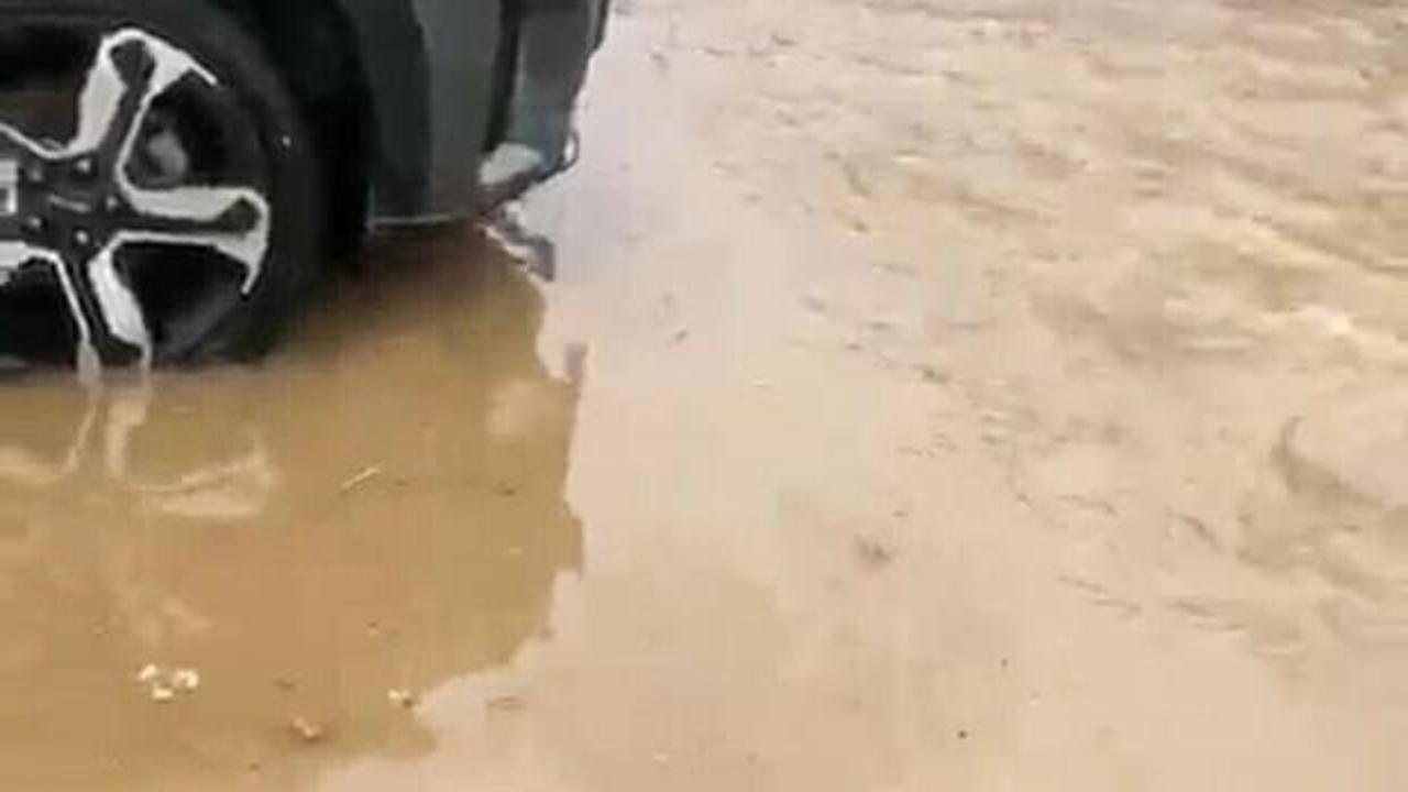 Dat&ccedil;a'da sağanak nedeniyle yollar g&ouml;le d&ouml;nd&uuml;