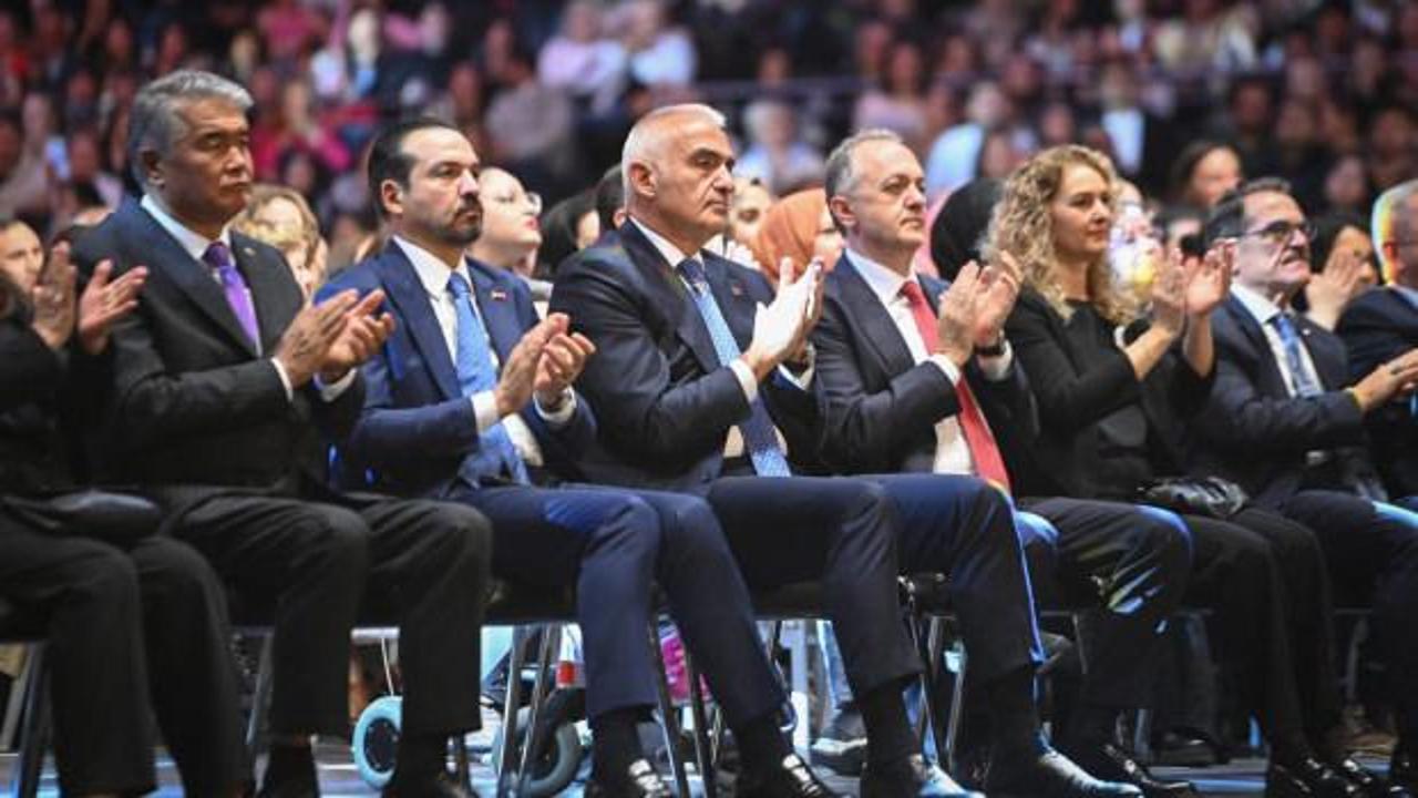 Ersoy: Farklı coğrafyalardan y&uuml;kselen sesler, cumhuriyetimizin coşkusunda birleşti