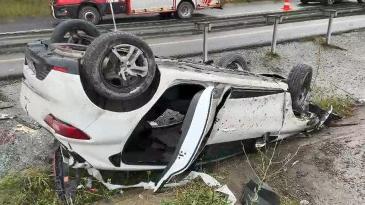 Ey&uuml;psultan'da bariyerleri aşan otomobil devrildi: Yaralılar var