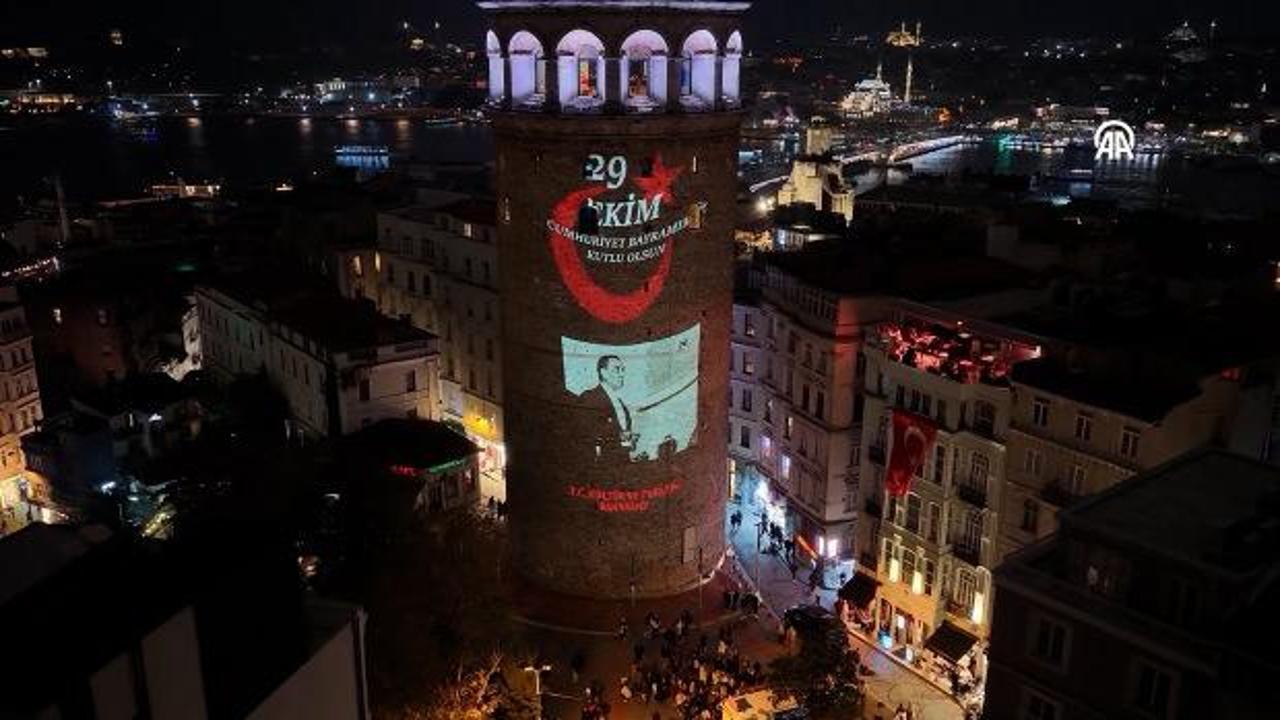 Galata Kulesi, Cumhuriyet'in 103. yılında Atatürk'ün fotoğraflarıyla aydınlatıldı