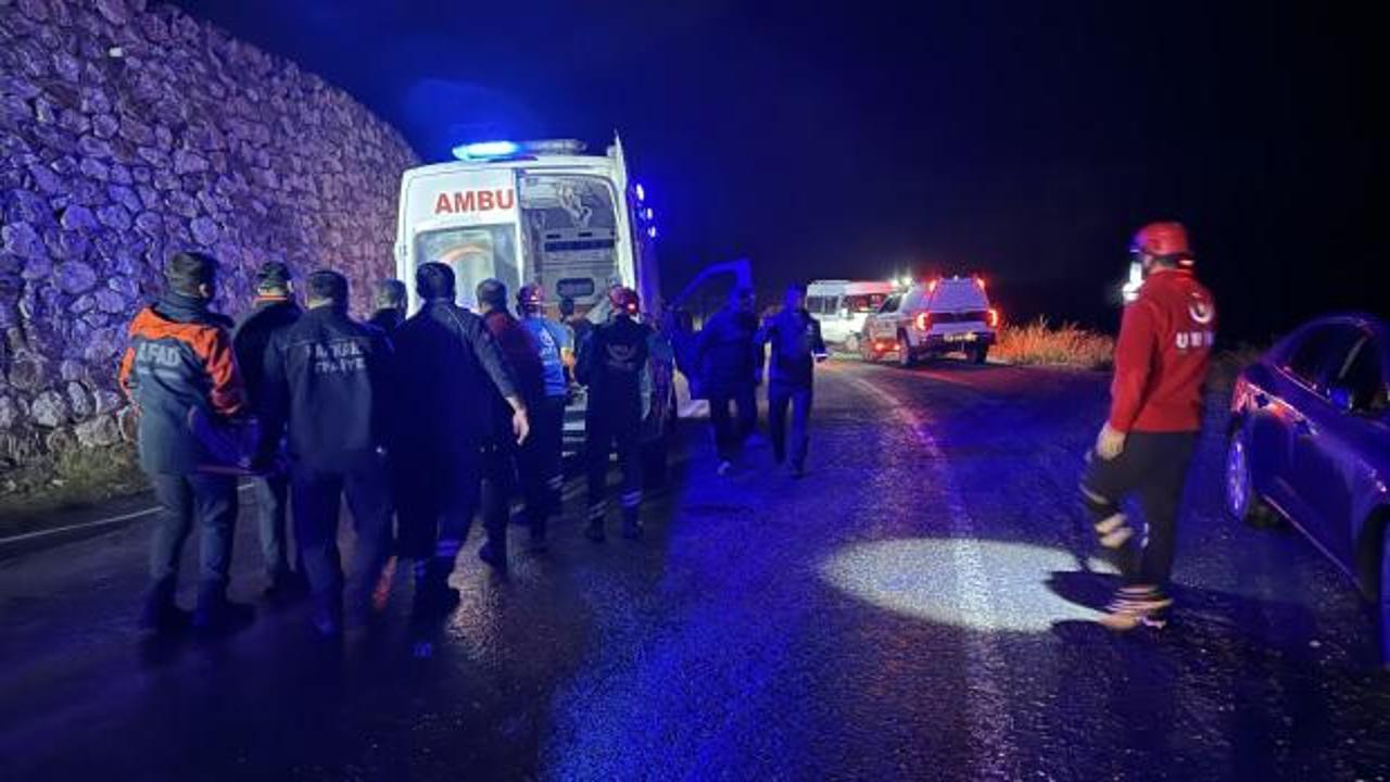 Hakkari'de minib&uuml;s dereye u&ccedil;tu! 24 kişi yaralandı