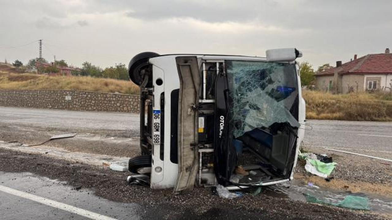 Kırıkkale'de midib&uuml;s devrildi: 14 yaralı