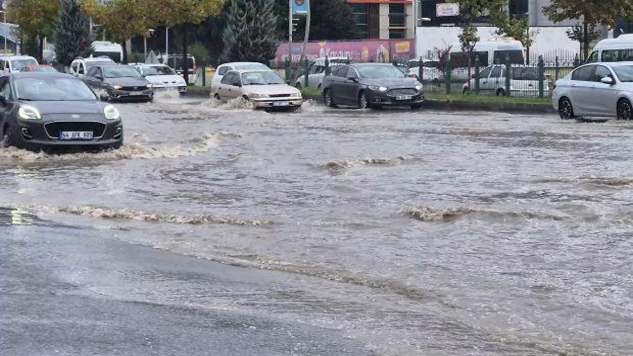 Malatya'da sağanak nedeniyle yollar g&ouml;le d&ouml;nd&uuml;
