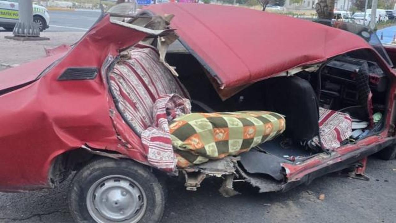 Minib&uuml;s ile &ccedil;arpışan otomobil ikiye b&ouml;l&uuml;nd&uuml;