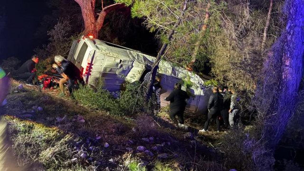 Minib&uuml;s şarampole devrildi: 15 yaralı