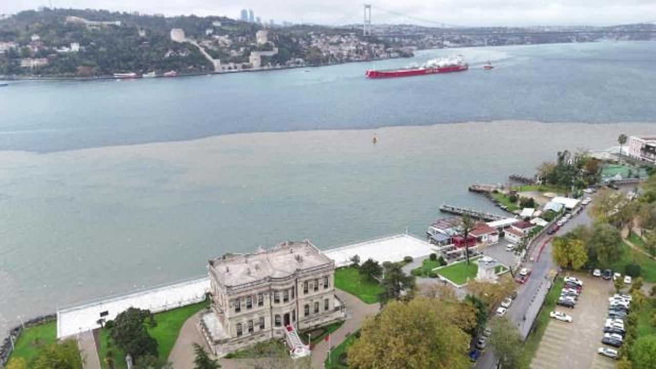 Sağanak sonrası İstanbul Boğazı ikiye b&ouml;l&uuml;nd&uuml;: Manzara havadan g&ouml;r&uuml;nt&uuml;lendi 
