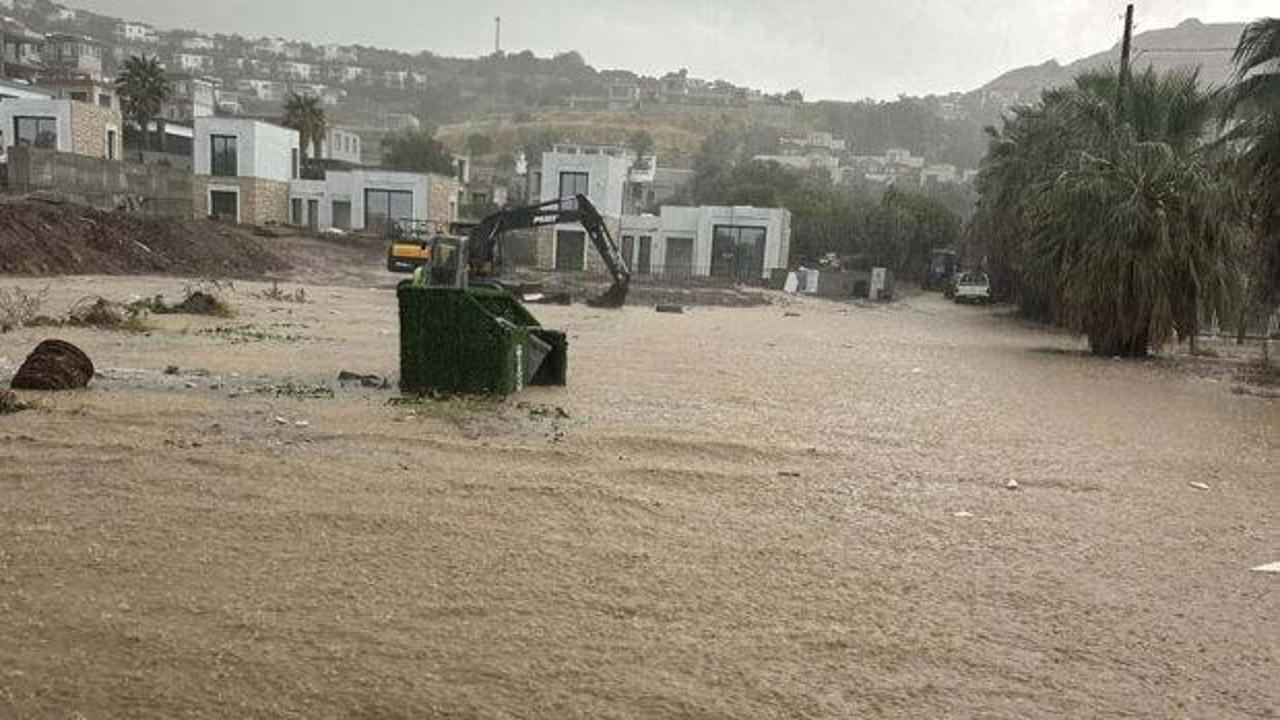 Sağanak vurdu! Yollar g&ouml;le d&ouml;nd&uuml;, iş yerlerini su bastı