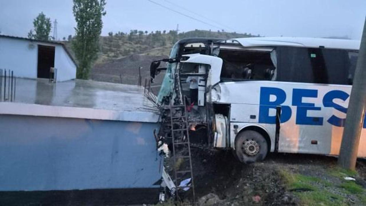 Şırnak'ta yolcu otob&uuml;s&uuml; ile TIR &ccedil;arpıştı: 1 &ouml;l&uuml;, 14 yaralı