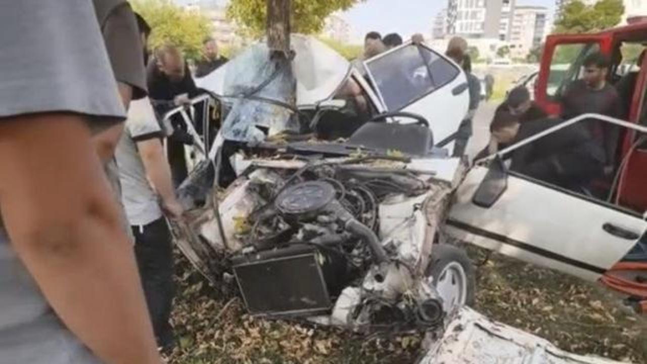 Siverek&rsquo;te otomobil ağaca ok gibi saplandı: 3 yaralı
