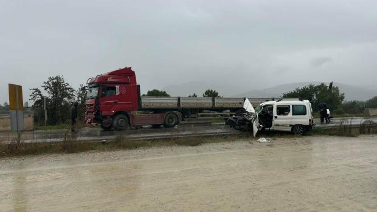 TIR ile hafif ticari ara&ccedil; kafa kafaya &ccedil;arpıştı: 1 &ouml;l&uuml;, 1 ağır yaralı