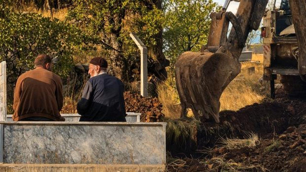 Yaşarken eşiyle kendisi i&ccedil;in mezar kazdırdı! Sebebini duyanlar duygulandı