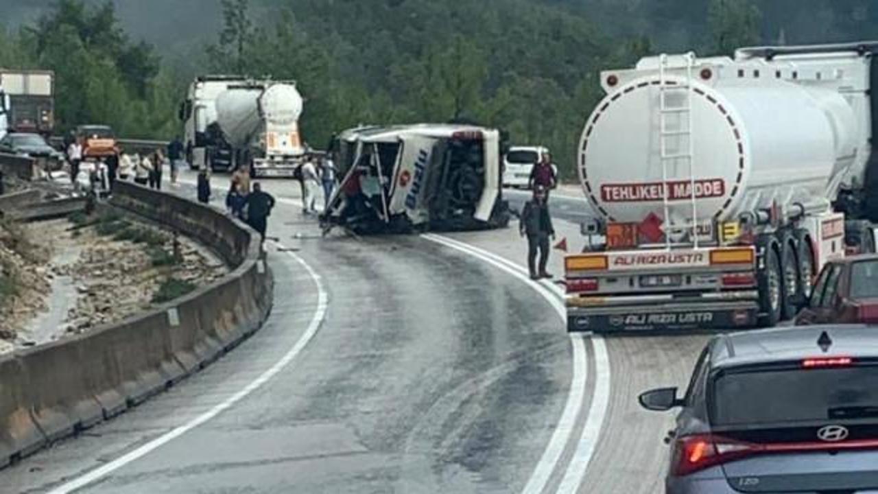 Yolcu otob&uuml;s&uuml; devrildi, can pazarı yaşandı! &Ouml;l&uuml; ve yaralılar var