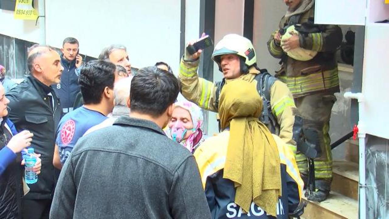 Zeytinburnu&rsquo;nda 5 katlı binada yangın &ccedil;ıktı: 2 kişi dumandan etkilendi